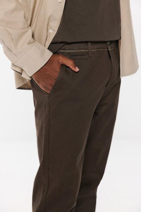 springfield-men-slim-fit-navy-blue-cotton-chinos-trousers-buy_9d07f240_96d1737f12f37693.jpg